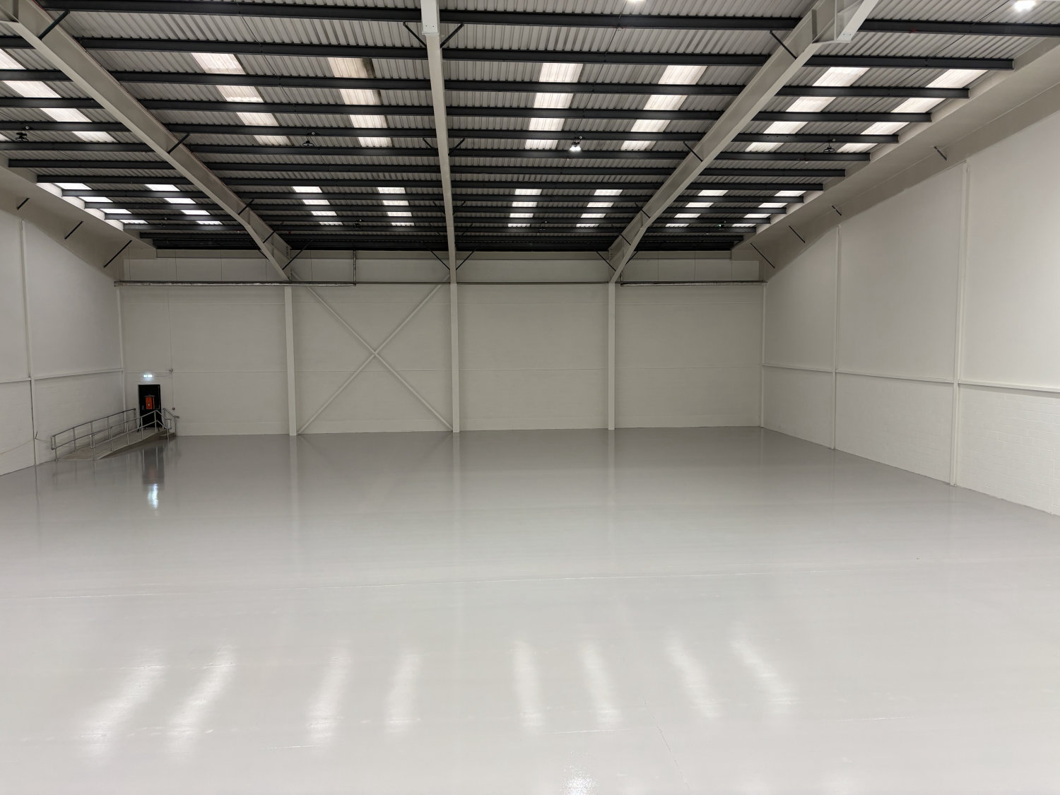 Finished high-gloss resin floor