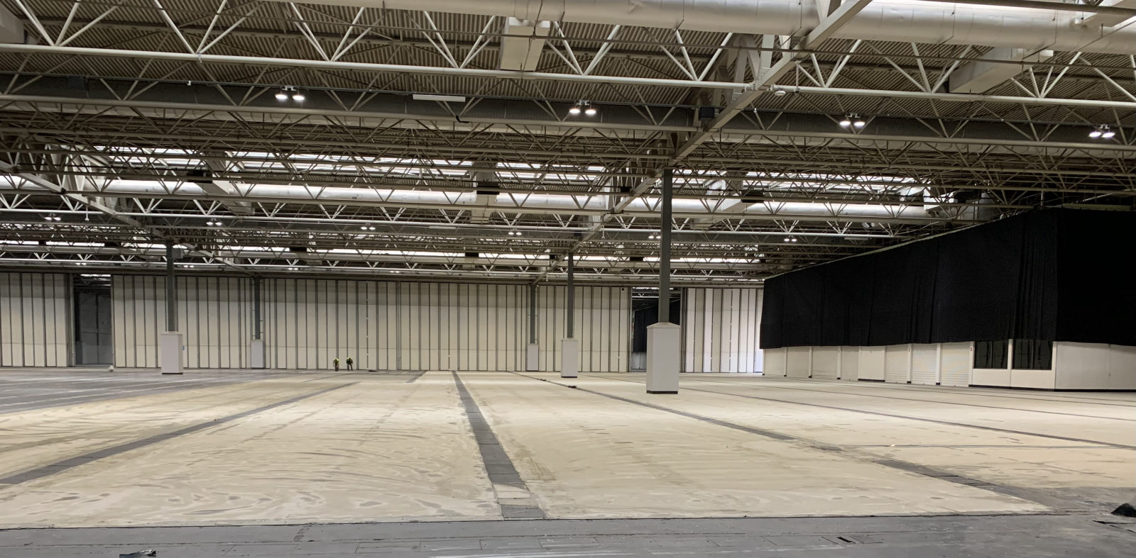 A vast exhibition hall floor delivered by Q-Line