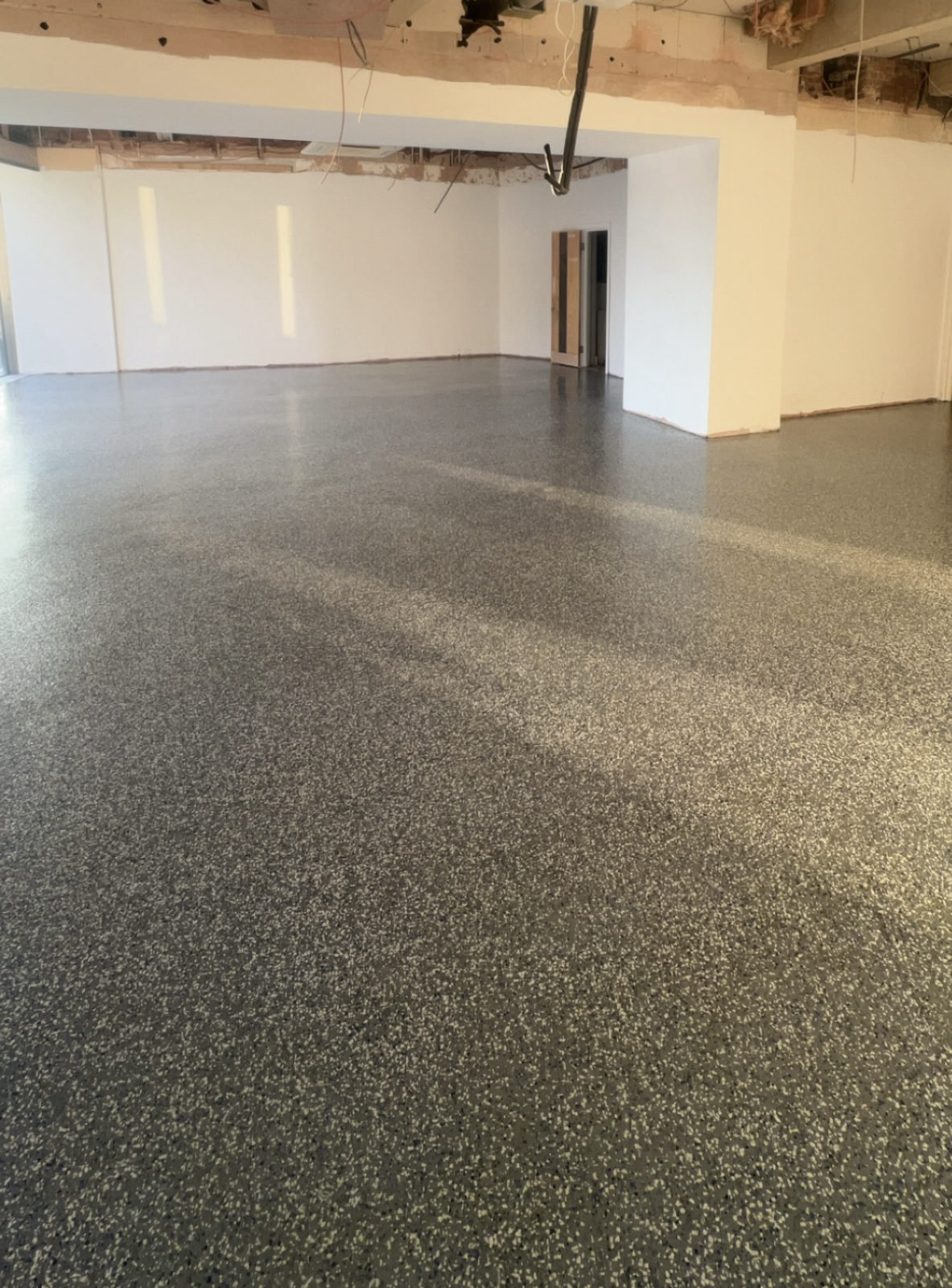 Decorative flake resin floor in a commercial space