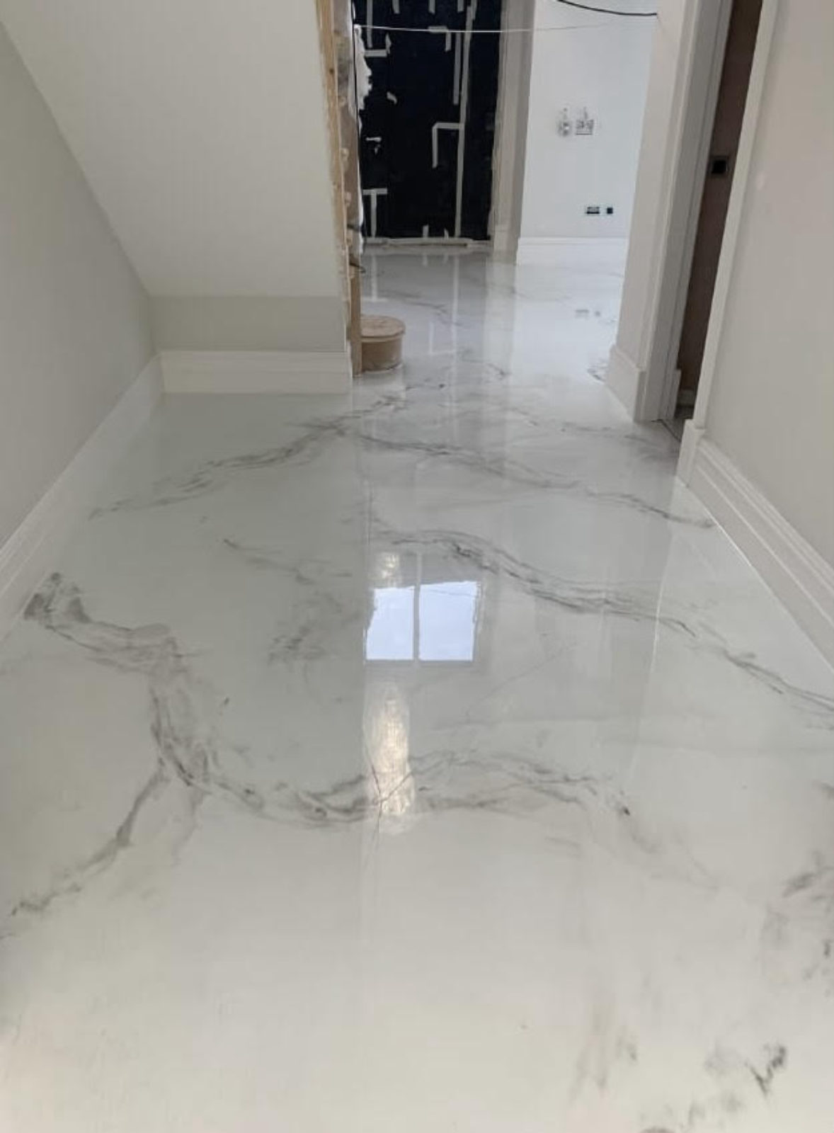 A high-gloss marble-effect decorative resin floor